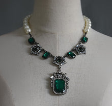 Load image into Gallery viewer, vintage necklace vintage jewlery royalcore 
