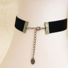 Load image into Gallery viewer, Vintag Style Embossed Choker Necklace
